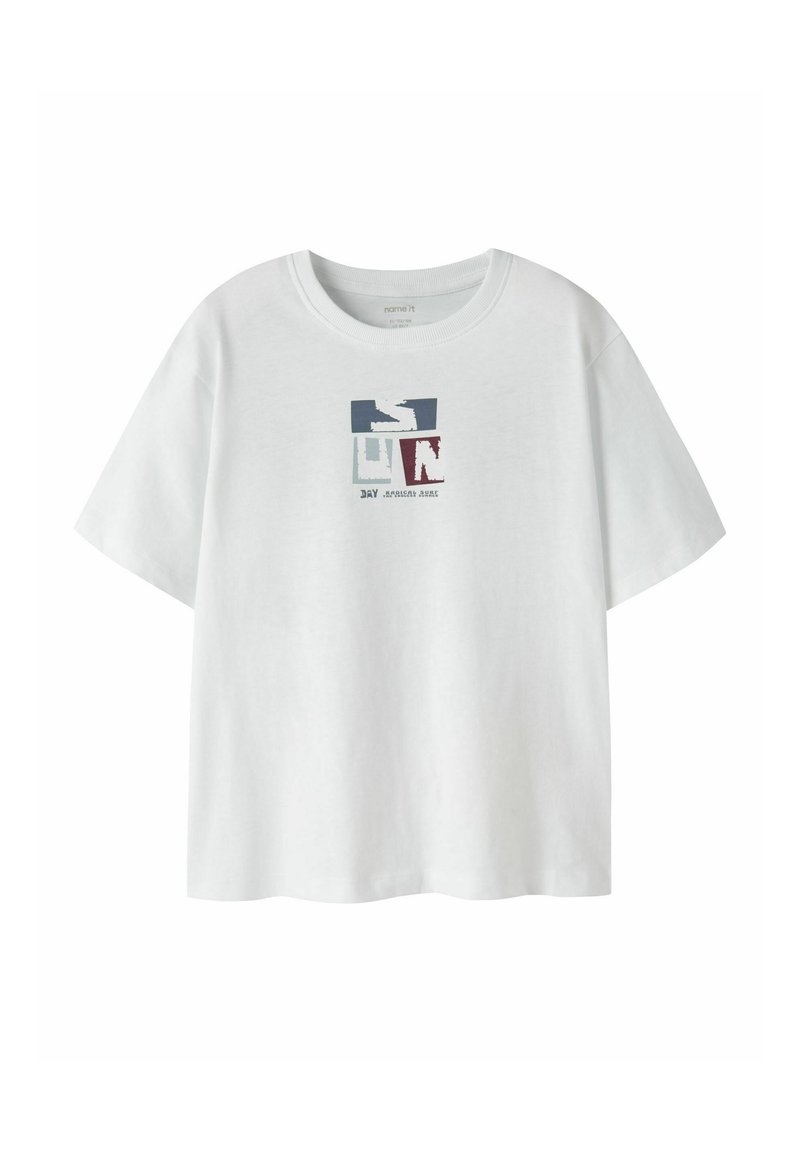 Weißes T-Shirt mit kurzen Ärmeln und einer kleinen Grafik mit drei farbigen Blöcken, die die Buchstaben S, U, N enthalten, sowie dem Text "Day Radical Surf" auf der Vorderseite in der Mitte.