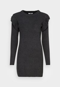 Abito lavorato a maglia grigio scuro con maniche lunghe, caratterizzato da una texture a coste e dettagli arricciati sulle spalle. Collo a giro, design fino al ginocchio.