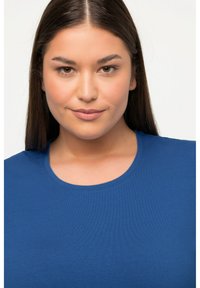 Ulla Popken RUNDHALSAUSSCHNITT - Jednoduché tričko - blue