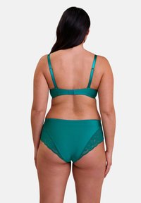 Ensemble soutien-gorge teal et culotte taille haute avec dentelle. Tissu doux, bretelles réglables et fermeture à crochet et œillet au dos.