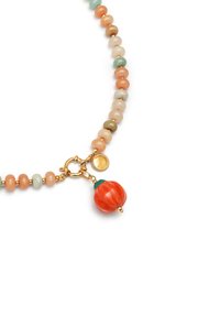 Collar de cuentas con cuentas en tonos pastel y terrosos, con acentos dorados y un charm decorativo en forma de calabaza roja. Cierre en tono dorado.