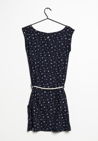Granatowa sukienka z dekoltem w serek, krótkimi rękawami i kwiatowym wzorem. Posiada cienki biały pasek w talii oraz detal w postaci guzików przy dekolcie.