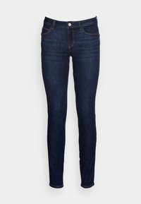 Jeans de mezclilla azul oscuro con corte ajustado, que cuentan con cinco bolsillos, cierre frontal con botón y sutilezas en la costura.