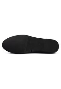 Suela de zapato negra con una superficie lisa y plana y un patrón texturizado para agarre. Presenta bordes redondeados y marcas de la marca sutiles.