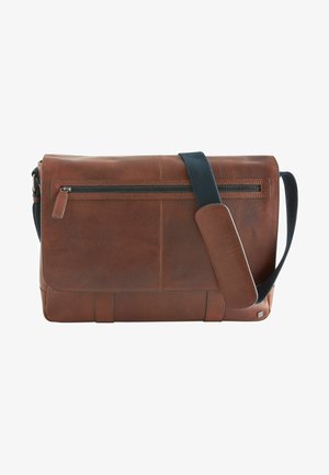Hnědá kožená messenger taška s texturovaným povrchem, přední kapsou na zip a námořnickým ramenním popruhem pro nastavitelný způsob nošení.