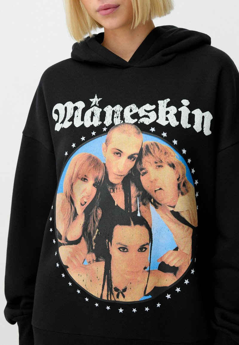 Felpa nera con grafica di quattro persone in cerchio, testo "Måneskin" in carattere gotico bianco sopra, sfondo blu e stelle bianche.