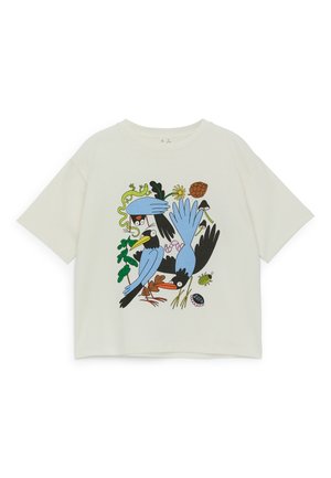 Wit T-shirt met korte mouwen met een kleurrijke print van cartoonvogels, bladeren, een bloem, een dennenappel, een kever en een frisdrankflesdop op de voorkant.