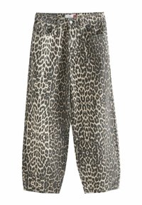 Pantalons en denim imprimé léopard avec une coupe décontractée. Comprend deux poches avant et une fermeture à bouton. Principalement beige avec des taches noires.