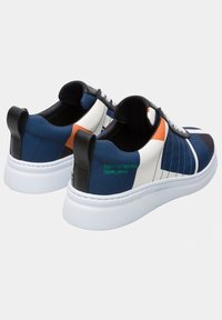 Sneakers met een mix van marineblauwe, witte en oranje canvas. Beschikt over een rubberen zool, getextureerde zwarte leren accenten en een vetersluiting.