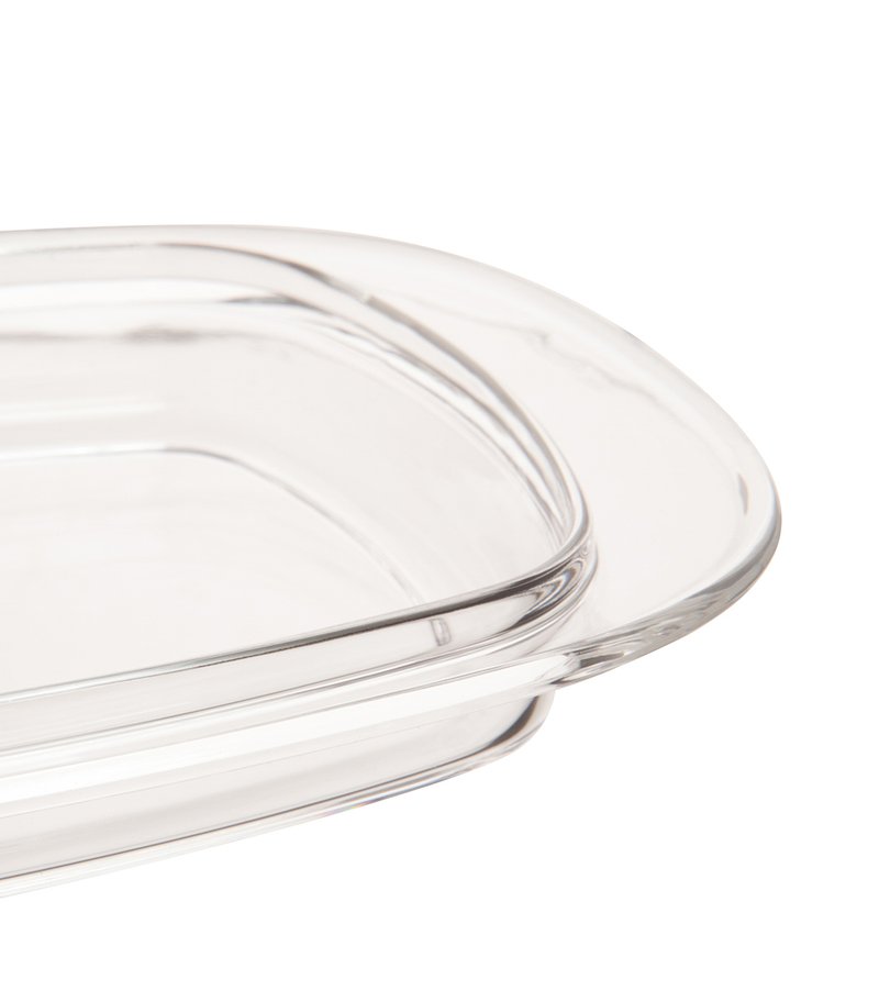 Przezroczysta prostokątna forma do pieczenia z zaokrąglonymi krawędziami, gładką powierzchnią i bez widocznych wzorów czy akcentów sprzętowych.