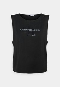 Schwarzes ärmelloses T-Shirt aus Baumwolle mit einem reflektierenden "CALVIN KLEIN JEANS"-Logo auf der Vorderseite. Glatte Textur, Rundhalsausschnitt.