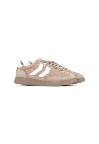 Zapatillas deportivas beige con parte superior de tela texturizada, acentos de ante, rayas blancas y suela de goma. Cuentan con cordones planos y puntera redonda.