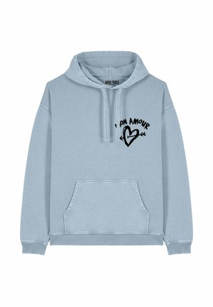 Felpa azzurra realizzata in morbido tessuto, con tasca a marsupio frontale e grafica nera "I Mon Amour" con un design a forma di cuore.