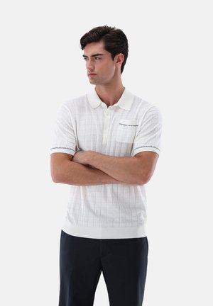 Polo shirt bianco a maniche corte con motivo a griglia testurizzato, colletto a contrasto e taschino sul petto con cuciture in accent navy.