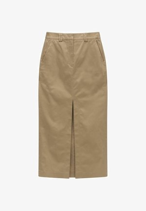 Beige Baumwollrock in knielanger Länge mit einem vorderen Schlitz, seitlichen Taschen und Gürtelschlaufen. Glatte Textur und maßgeschneidertes Design.