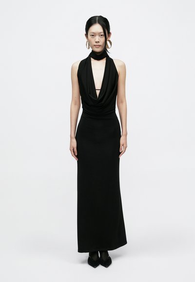 Robe longue noire à col halter avec un décolleté plongeant et un design drapé. Tissu lisse avec une silhouette ajustée et un ourlet à la cheville.
