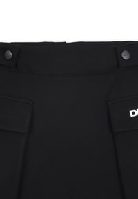 Czarne spodnie z elastycznego materiału z szerokim pasem, z zapięciem na guzik oraz dwiema przednimi kieszeniami z akcentem logo na prawej kieszeni.