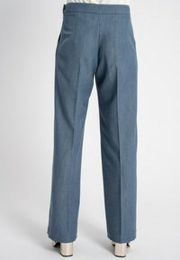 Niebieskie, dopasowane spodnie z wysokim stanem, dwoma tylnymi kieszeniami oraz prostą nogawką, wykonane z gładkiego, lekkiego materiału.