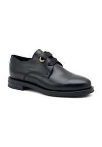 Scarpa da uomo in pelle nera con punta arrotondata, caratterizzata da una finitura liscia, lacci neri piatti e un accento dorato vicino ai fori per i lacci.