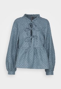 Blusa blu con motivo e finitura testurizzata, caratterizzata da scollatura arricciata, lacci regolabili e maniche lunghe a sbuffo.