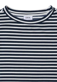 T-shirt a righe con strisce orizzontali blu navy e bianche, scollatura tonda e texture a costine. Etichetta del brand "CECIL" visibile.