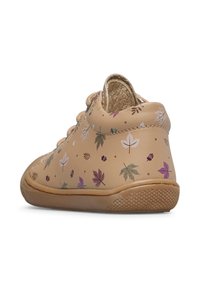 Des chaussures en cuir tan avec une finition texturée, ornées de motifs de feuilles colorées. Semelle en caoutchouc à profil bas et design de talon arrondi.