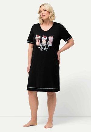 Czarna nocna koszula z krótkimi rękawami, z dekoltem w kształcie V. Na froncie znajduje się grafika przedstawiająca trzy milkshake'i oraz napis "Shake it Baby!" na biało.