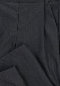 Donkergrijze op maat gemaakte broek in een houndstoothpatroon, gemaakt van een gladde stof. Voorzien van plooien en een rechte pijpdesign.