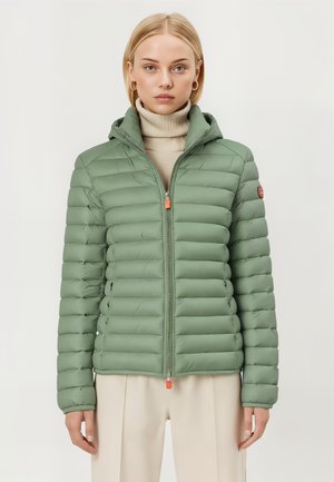Giacca a vento leggermente verde con cappuccio, design trapuntato, zip frontale, linguetta arancione e patch con logo sulla spalla.