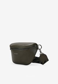 Bolso cruzado en verde oliva, hecho de cuero sintético texturizado, con cierre de cremallera, correa detachable y un acento de patrón geométrico.