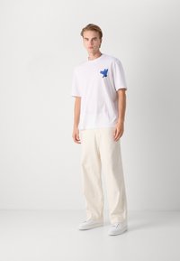 HUGO NOLLICO - Μπλουζάκι με στάμπα - white