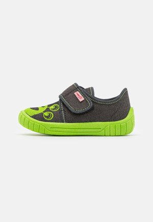 Chaussure enfant gris foncé avec semelle vert vif et motif visage de panda, dotée d'une sangle auto-agrippante.