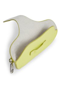 Κίτρινο δερμάτινο πορτοφόλι χειρός με σουέντ εσωτερικό, σχεδιασμό με καμπυλωτές άκρες και εμπρόσθια λαβή. Διαθέτει κούμπωμα με ασημένιο μεταλλικό στοιχείο.