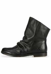Botas de tobillo de cuero negro con un diseño arrugado, tacón plano y logo de mariposa en relieve en el lado exterior. Textura suave y silueta simple.