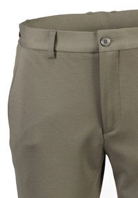 Pantalon marron clair avec une texture lisse, doté d'une fermeture à bouton, de passants de ceinture et de poches latérales. Le design est ajusté pour un look près du corps.