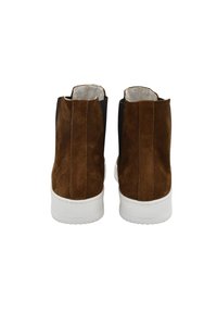 Stivalialla caviglia in suede marrone con lati elastici neri e suole in gomma bianca, caratterizzati da una texture liscia e un design a punta rotonda.