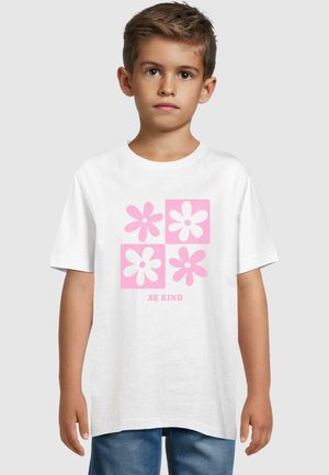 Vit bomull t-shirt med en grafik av fyra rosa blommor och texten "VAR SNÄLL" i rosa, rund hals, kort ärm, avslappnad passform.