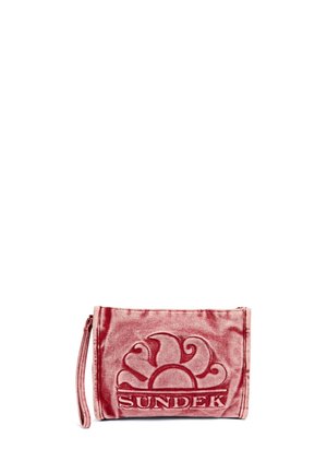 Borsetta da polso in velluto rosso con logo sole in rilievo e scritta "SUNDEK", con cinturino laterale per il trasporto.