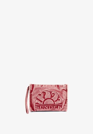 Borsetta da polso in velluto rosso con logo sole in rilievo e scritta "SUNDEK", con cinturino laterale per il trasporto.