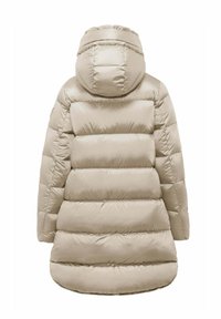 Beige pufferjack met een afneembare capuchon, voorzien van een gewatteerd ontwerp, een gladde textuur en een iets langere achterkant voor extra bedekking.