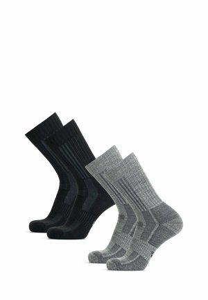 Zwei Paar gerippte Knöchelsocken, ein schwarzes Paar und ein graues Paar, auf weißem Hintergrund schräg aufgestellt.