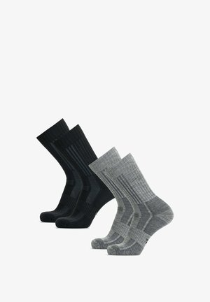 Due paia di calzini a coste a giro, un paio nero e un paio grigio, posizionati in piedi su uno sfondo bianco.