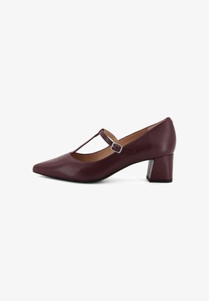 Scarpe con tacco in pelle bordeaux, con punta affusolata, design a T-strap e tacco a blocco, caratterizzate da un piccolo dettaglio in metallo a fibbia.
