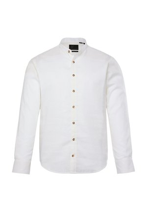 Camisa blanca de manga larga en lino con cuello alzado y botones marrones en el frente, con un dobladillo recto y sin patrones.