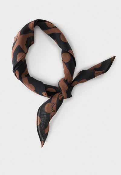 Écharpe en tissu noir et marron à motif, nouée en un simple nœud sur un fond clair uni.