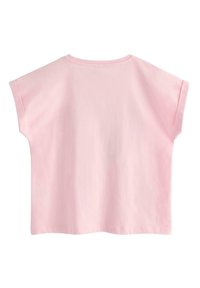 Lyserød, løs t-shirt med korte ærmer og rund halsudskæring, vist bagfra på en hvid baggrund.