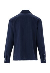 Camicia a maniche lunghe blu navy con colletto, polsini con bottoni e tessuto testurizzato che presenta un leggero lucido. Vista posteriore mostrata.