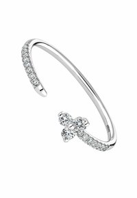 Pulsera de pulsera de plata con piedras preciosas transparentes dispuestas en un diseño de cruz y a lo largo de un lado, con una superficie lisa y pulida.