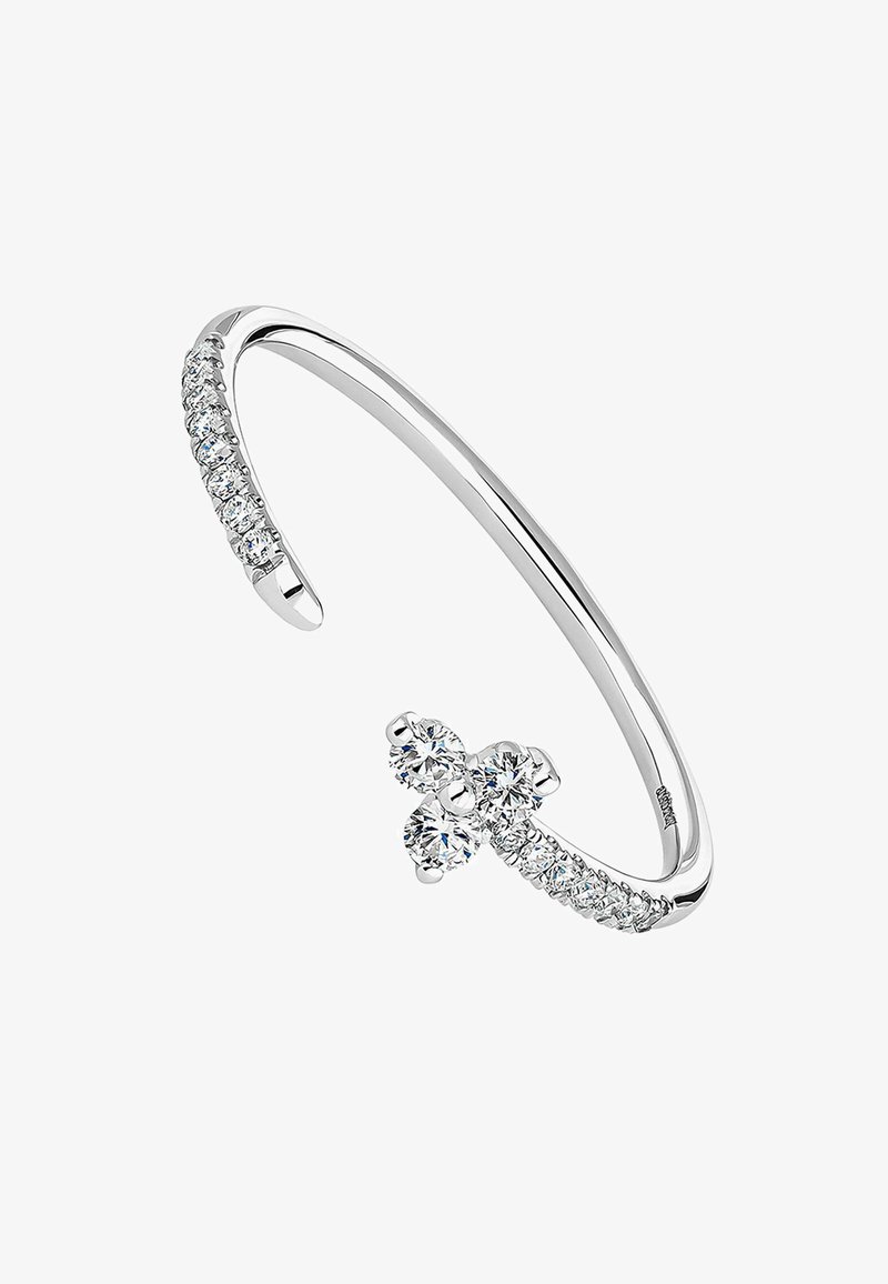 Pulsera de pulsera de plata con piedras preciosas transparentes dispuestas en un diseño de cruz y a lo largo de un lado, con una superficie lisa y pulida.