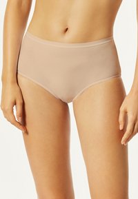 Beige högmidjade trosor gjorda av ett slitstarkt tyg, med en sömlös design och mjukt elastiskt midjeband för komfort och en tajt passform.